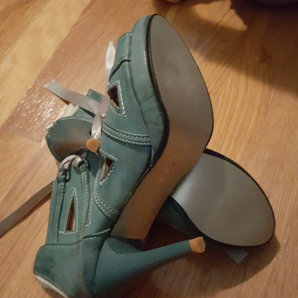 Shoes - Picture 4 of 4